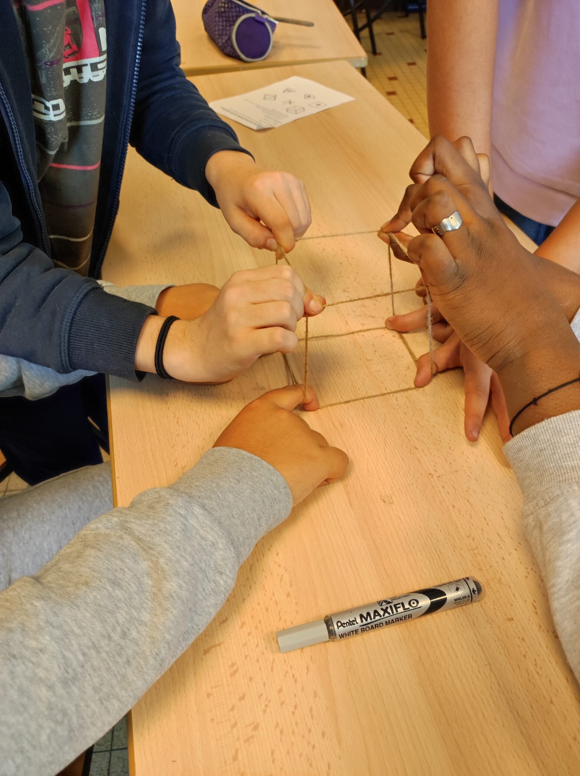 Collaboration en classe de 5e2 – Collège Henri Longchambon